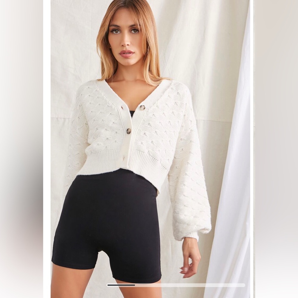 Forever 21 Woman’s Knit Cream Cardigan Sweater Semi cropped hem Size M NWT
